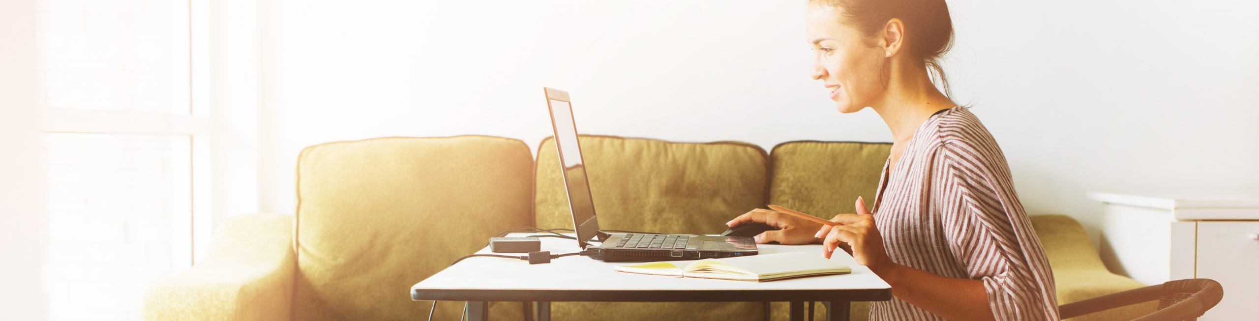 Mujer, trabajo, de, oficina en casa
