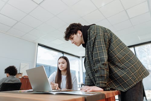 dos asociados mirando una computadora portátil