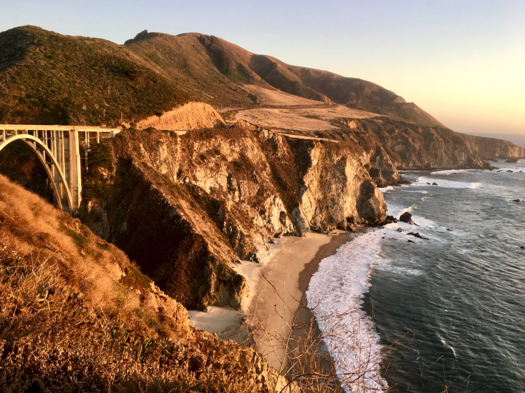 vista a la montaña junto al mar