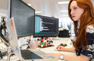 mujer escribiendo en computadora